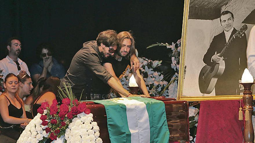 La capilla ardiente en Granada de Juan Carmona. // Efe