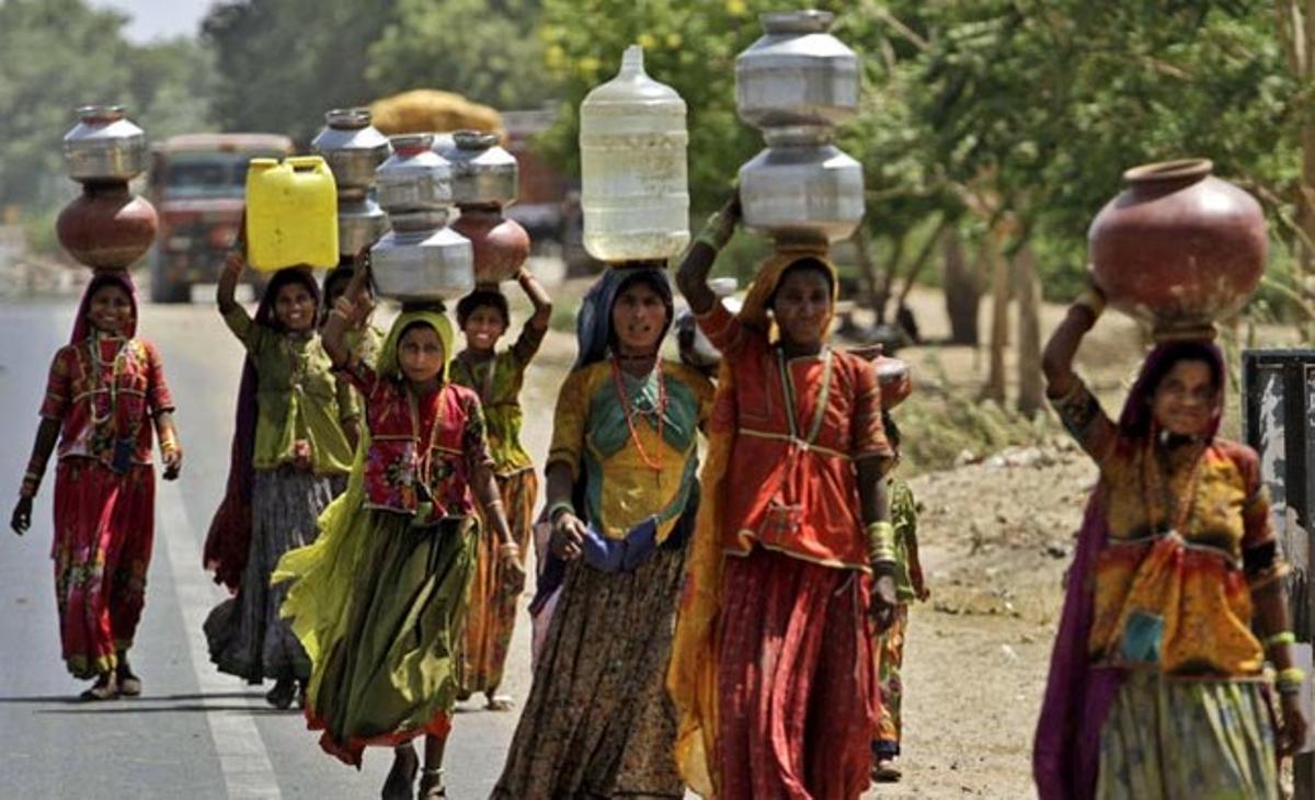 Dones i nens indis carregant aigua potable a l’autovia d’Himmatnagar, aproximadament 60 quilòmetres al nord d’Ahmadabad (Índia).