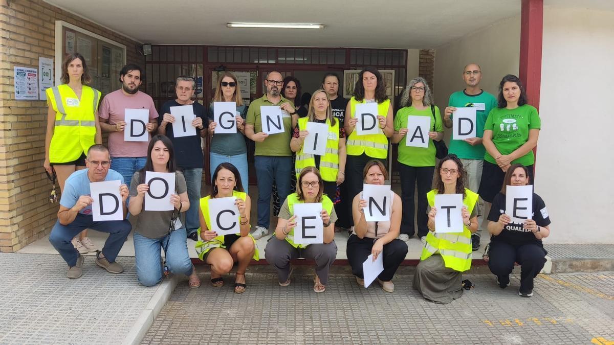 La vaga educativa ajorna 106 exàmens orals en l’EOI d’Elda
