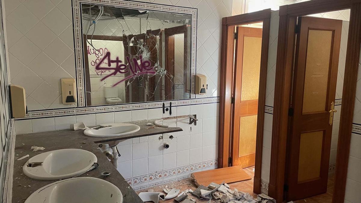 Los vecinos de Allà Dins denuncian la peligrosidad del hotel abandonado