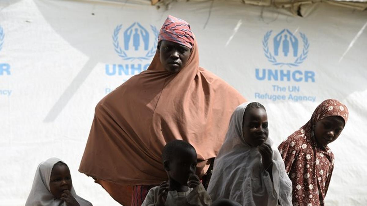 Una mujer y un grupo de niños nigerianos, en un campo de refugiados del Chad, el pasado 7 de abril.