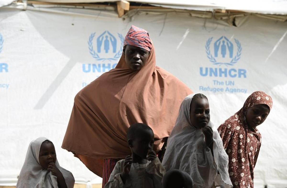 Una dona i un grup de nens nigerians, en un camp de refugiats del Txad, el 7 d’abril.