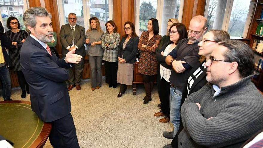 El presidente del Consejo General del Poder Judicial (CGPJ), Carlos Lesmes, charla con los jueces de Pontevedra en A Parda. // Gustavo Santos