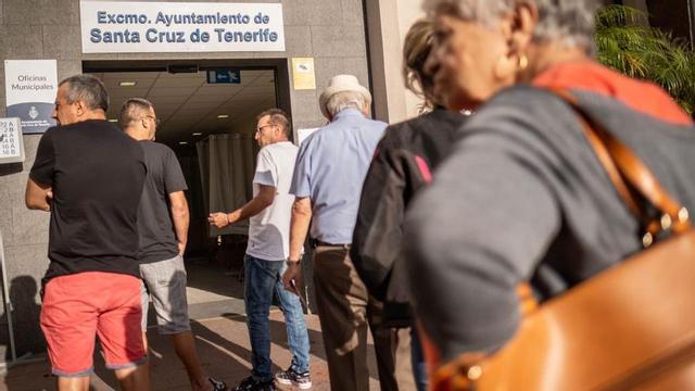 , la sede administrativa del Ayuntamiento de Santa Cruz en el barrio de Ofra, uno de los tres colegios con más mesas electorales –trece–.