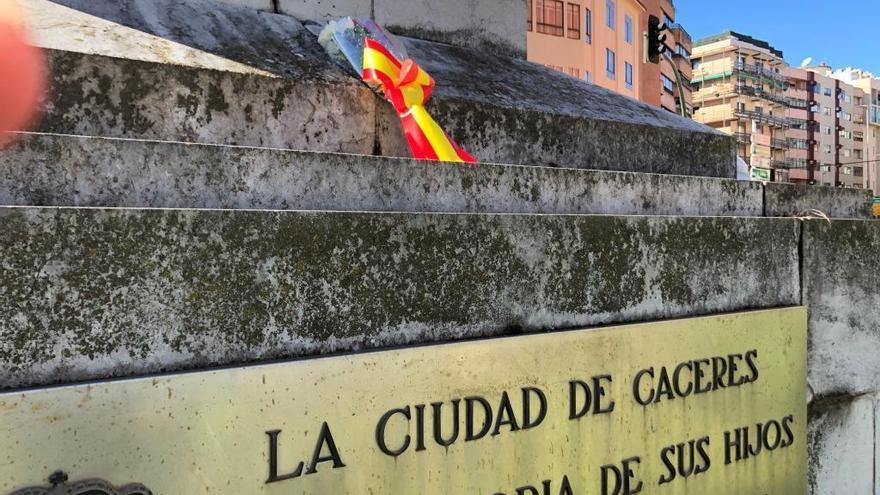 Colocan un ramo de flores en la Cruz de los Caídos de Cáceres el día de la exhumación de Franco