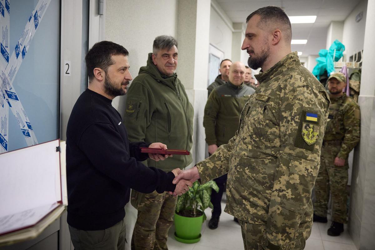 Zelenski visita a las tropas que defienden Bajmut