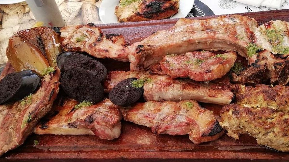 La parrillada de carnes a la brasa es completa