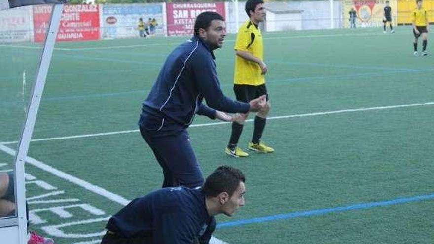 Vázquez da instrucciones en el partido contra el Atlético Guardés.