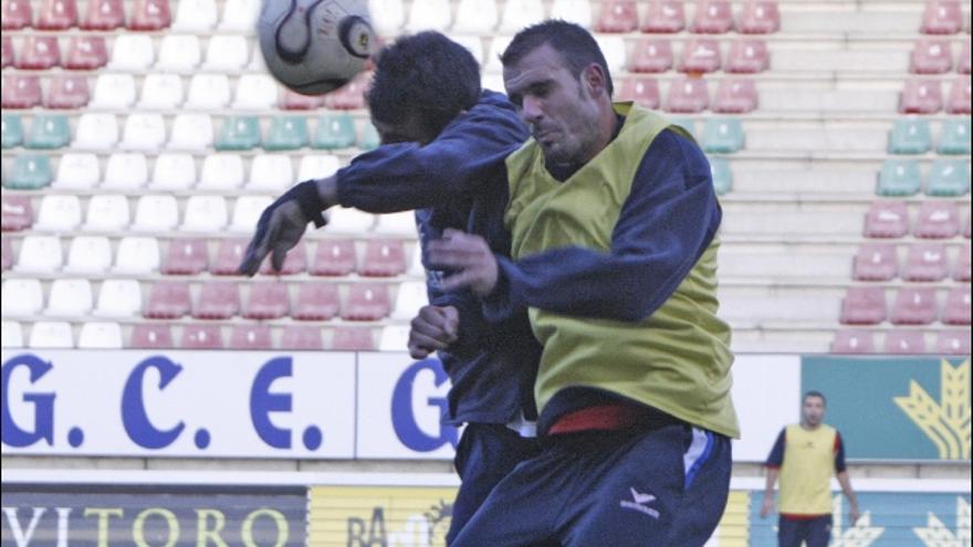 Senel, segundo refuerzo del Zamora en el mercado de invierno, lucha con Sergio Lomba por un balón aéreo durante la sesión de trabajo de ayer
