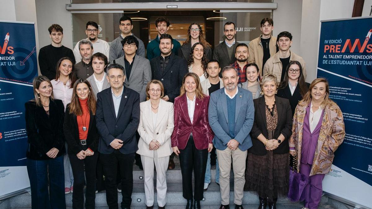 Fotografía de familia tras la entrega e los premios.