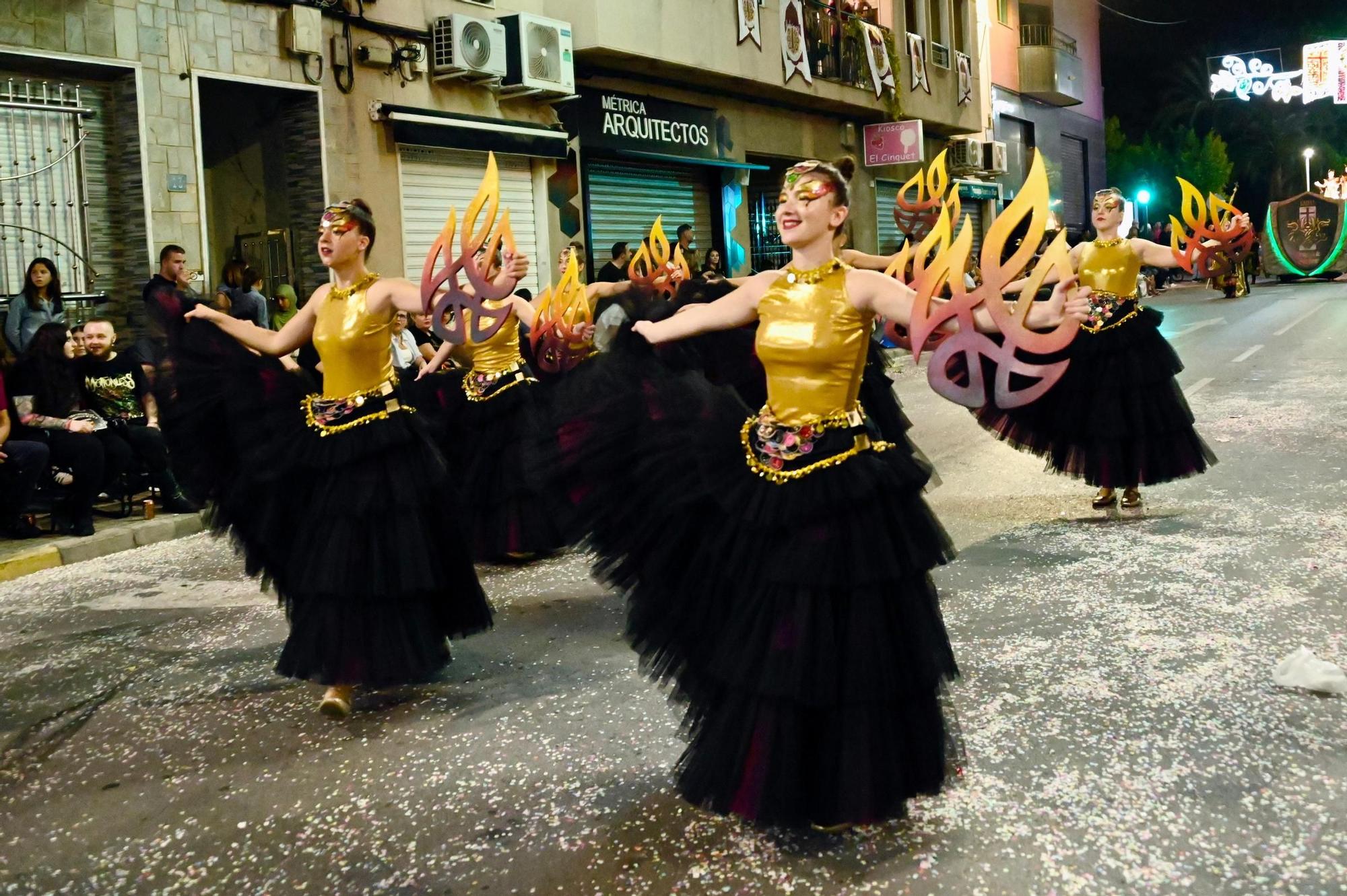 Dragones de San Jorge corona una Entrada Cristiana en Crevillent con un boato de 1.300 participantes