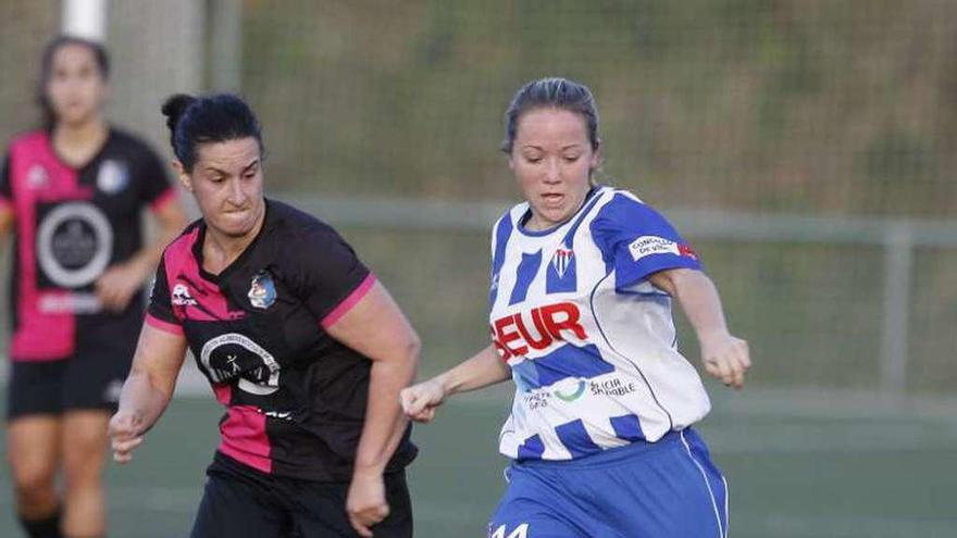 Vicky conduce el balón, ayer en As Relfas. // R. Grobas