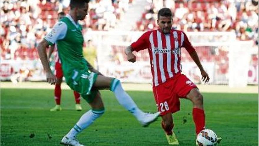 Mas, en acció contra el Betis a Montilivi, va disputar deu partits la temporada passada.