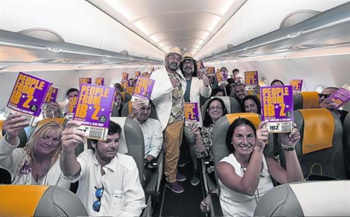 José Corbacho i Juan Cruz (al centre), després de repartir exemplars del seu últim treball a tots els passatgers del vol Barcelona-Eivissa. José Corbacho i Juan Cruz (al centre), després de repartir exemplars del seu últim treball a tots els passatgers del vol Barcelona-Eivissa.