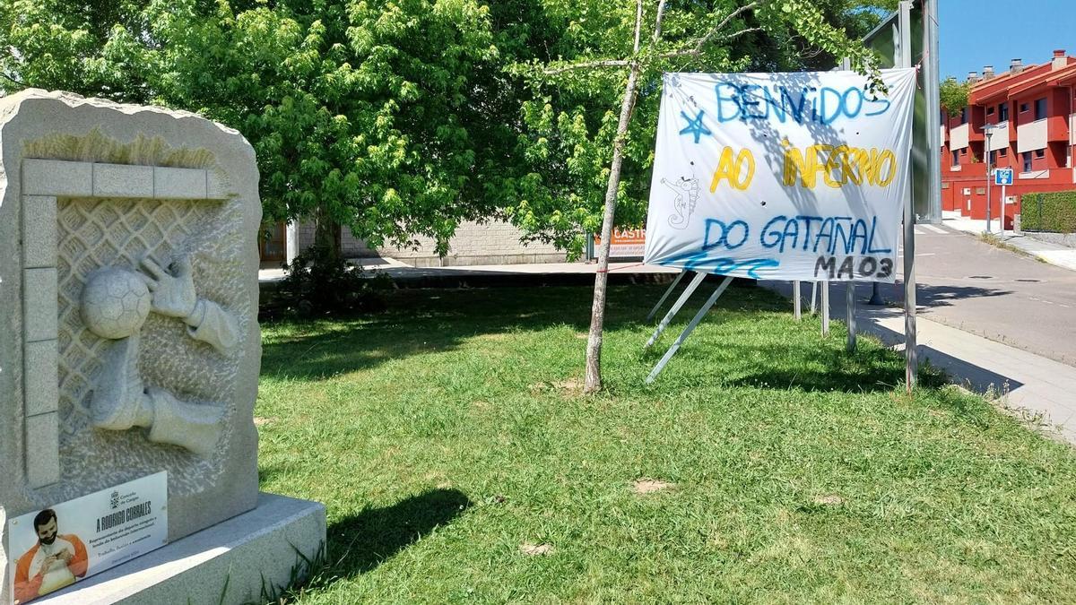 La pancarta de bienvenida para el partido de este domingo con la permanencia en juego: «Benvidos ao inferno do Gatañal».