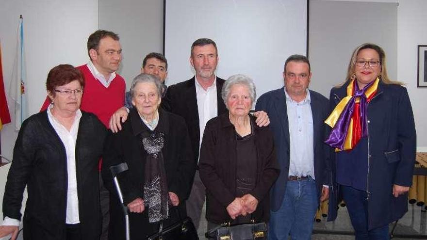 La familia de Castor Castro, con miembros de la corporación.//FdV