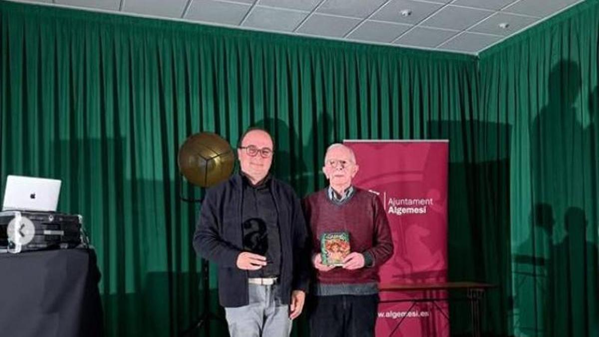 Francesc Gisbert, ganador del Premi de Narrativa Enric Lluch, junto al propio Lluch, en la única imagen distribuida de la ceremonia donde aparece el escritor.