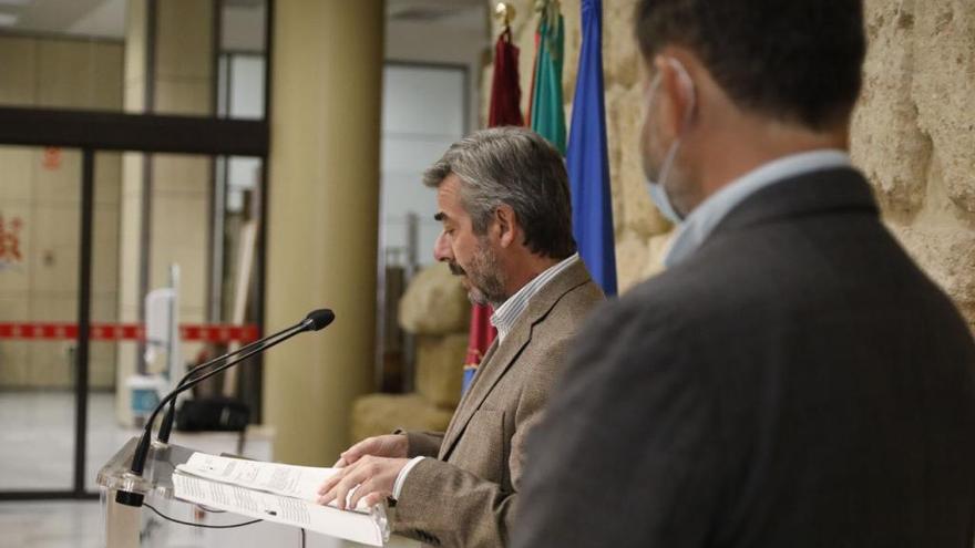 El portavoz del PP, Miguel Ángel Torrico, tras la junta de gobierno local.