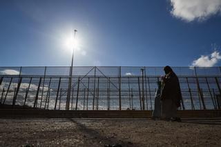 Un millar de personas intentan saltar de nuevo la valla de Melilla