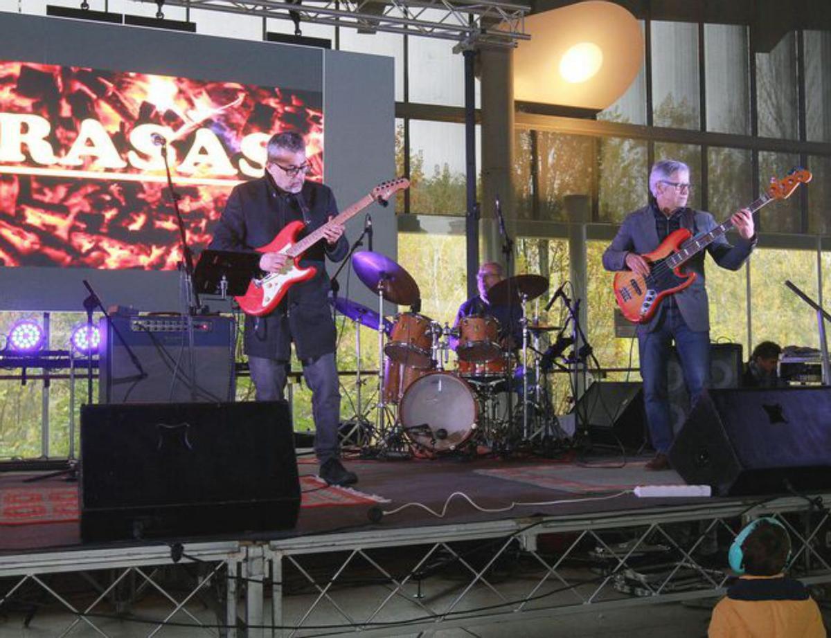 El grupo Brasas, en el escenario.