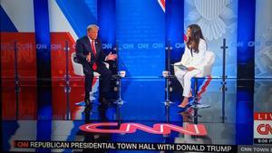 Trump atropella la CNN i converteix el seu ‘town hall’ en un míting ple de mentides i insults