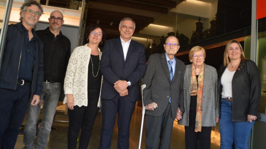 La família Padrosa amb l’alcaldessa Agnès Lladó i dos dels comissaris de l’exposició.