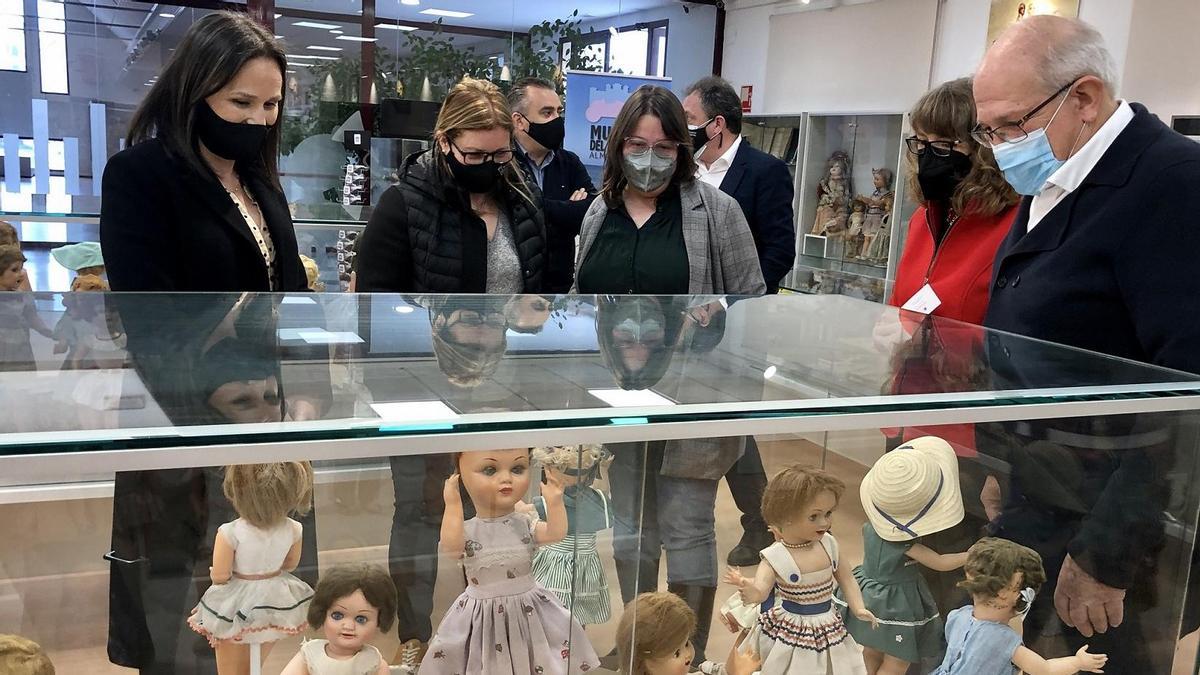 La alcaldesa, Merche Galí (i), visitó ayer el Museu del Joguet junto a la diputada de Cultura, Ruth Sanz.