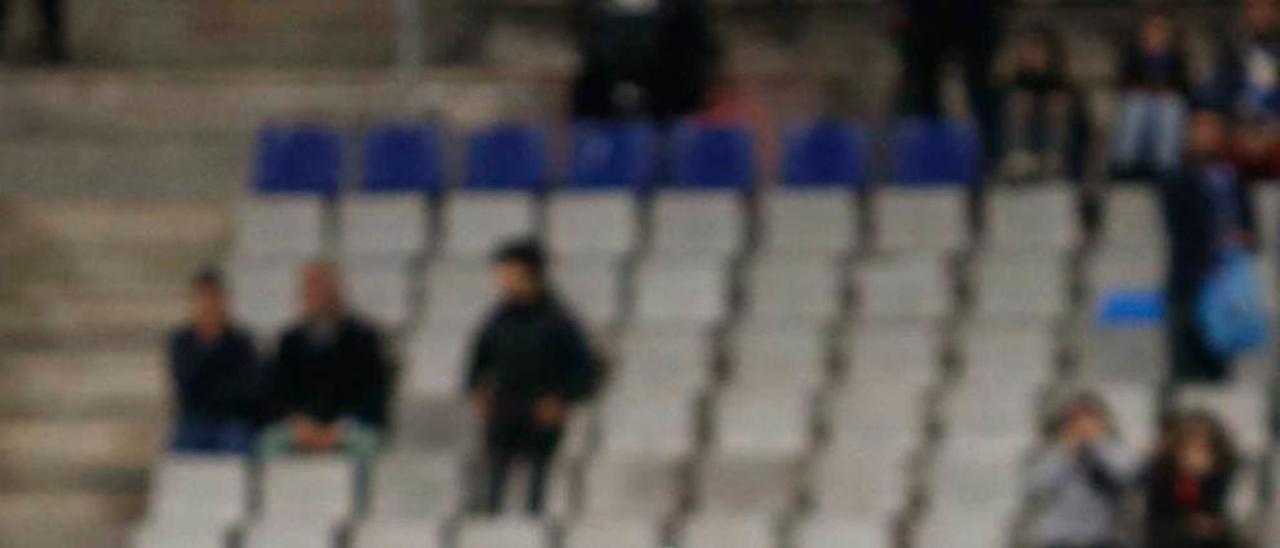 Edu Bedia, en primer término, se lamenta tras perder frente el Leganés.
