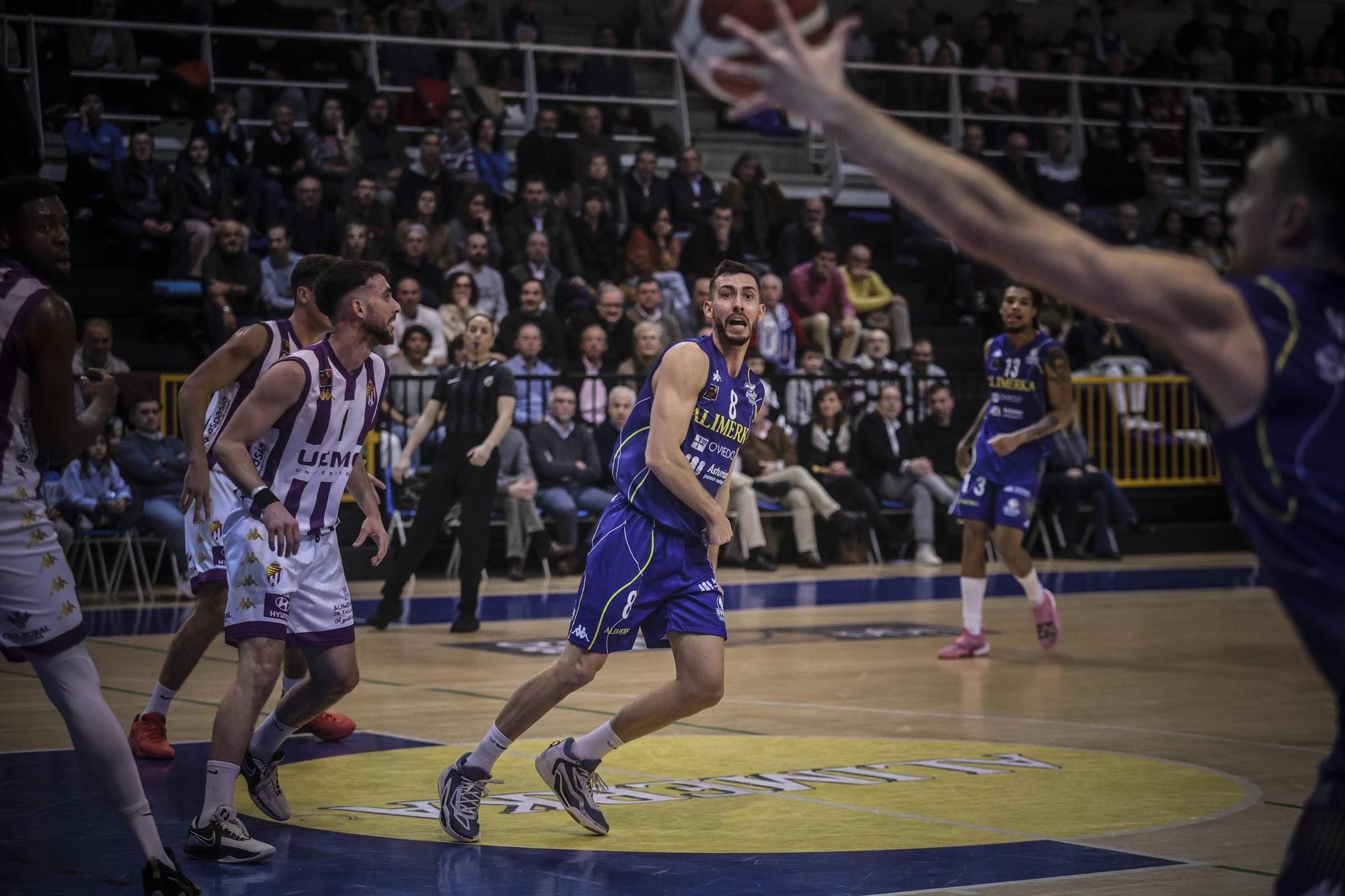 En imágenes: El Alimerka Oviedo Baloncesto despide el 2023 con una victoria espectacular ante Valladolid (66-83)