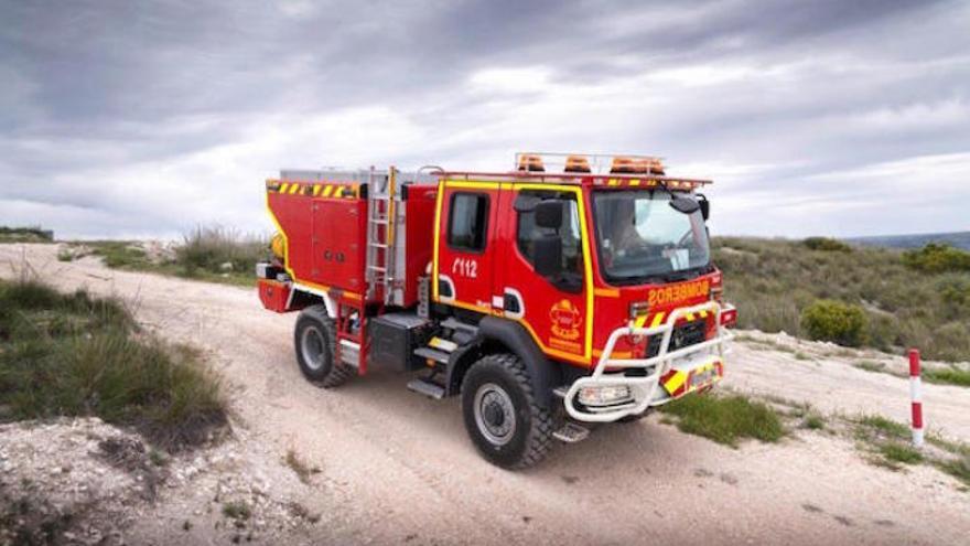 Imagen del vehículo para incendios forestales de gama media que la empresa adjudicataria comercializa.