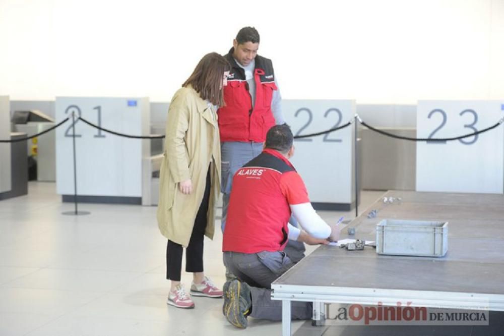 El delegado del Gobierno visita el aeropuerto de Corvera