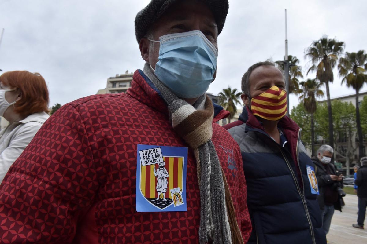 Dos participantes en la manifestación en contra del cambio del logo de Perpinyà, este sábado.