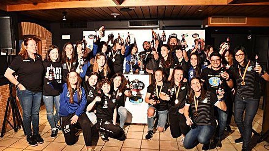 Las jugadoras del CRAT, en su visita a la cervecería de Estrella Galicia tras proclamarse campeonas de liga.
