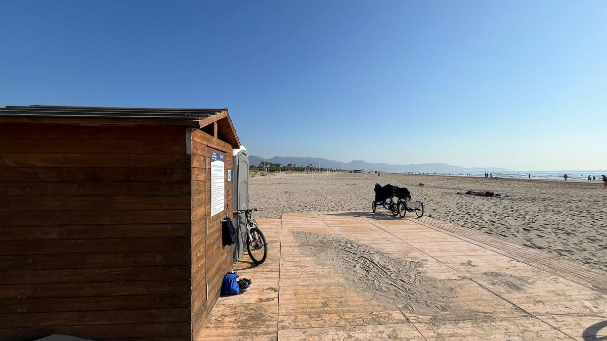 Zona de la playa accesible sin sombra.