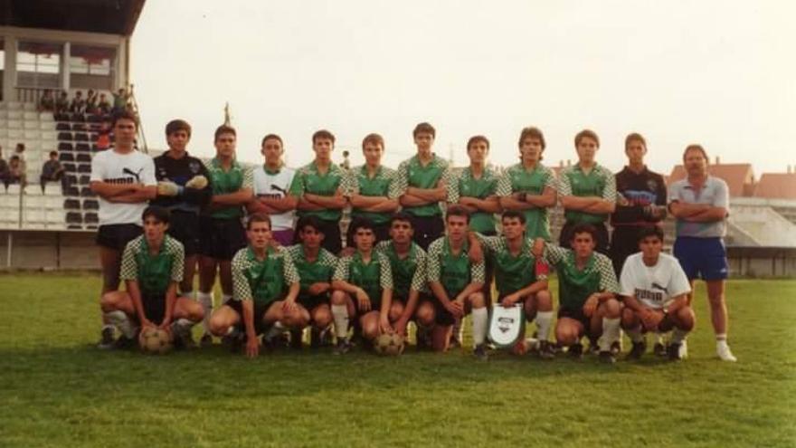 Paco Pulido, primero por la derecha, con el primer equipo de la Agrupación Deportiva Santa Isabel en el Viejo Vivero, en 1983.