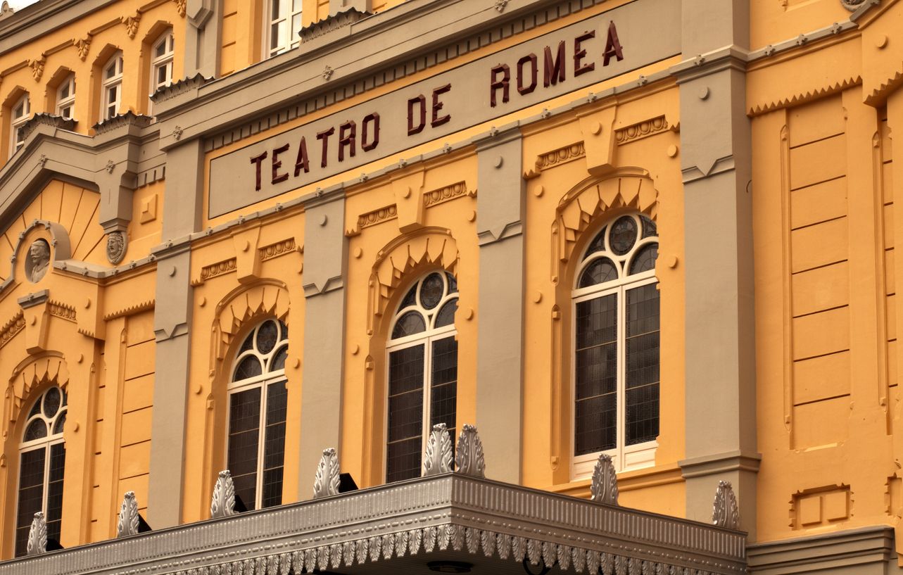 No es el escenario de una película de Wes Anderson, es un teatro de Murcia.