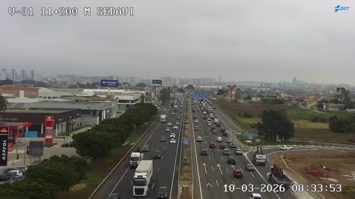 Tráfico denso en la entrada a València por la V-31