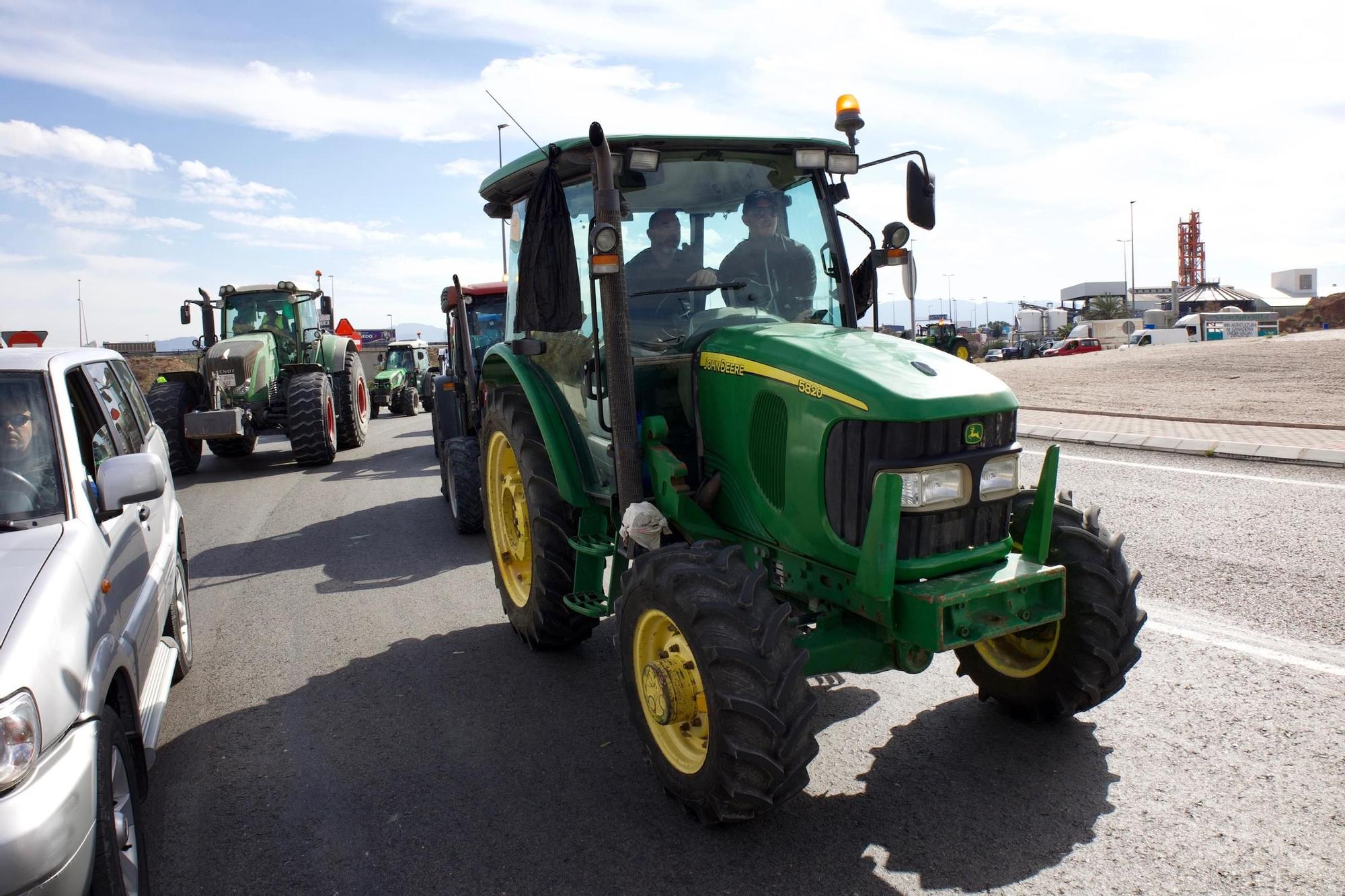 Las imágenes de la protesta de agricultores que ha colapsado el tráfico en Murcia