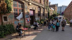 Ambiente en la calle 11 de juny, fecha en la que el vecindario ’tomó’ el recinto ahora hace 10 años. 