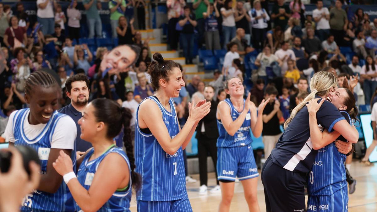Las jugadoras del Azulmarino, con Alba Torrens en el centro de la imagen, celebran su victoria ante el Real Canoe.