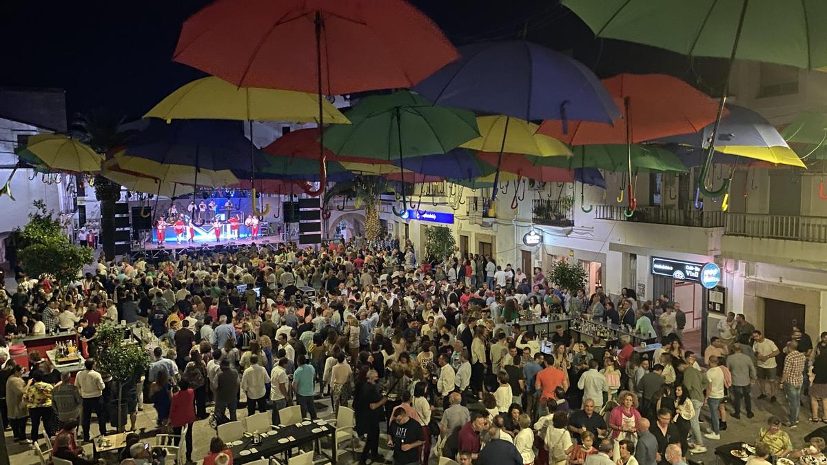 Así es el ambiente en las verbenas de la Plaza de los Paraguas de Malpartida de Cáceres.