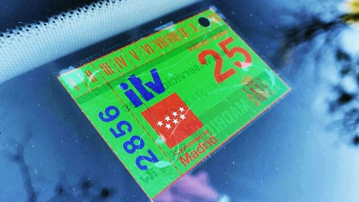 La pegatina de la ITV del coche