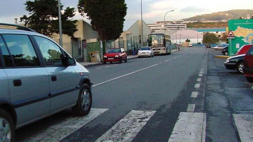 Un coche circula por la zona escolar de Arteixo.