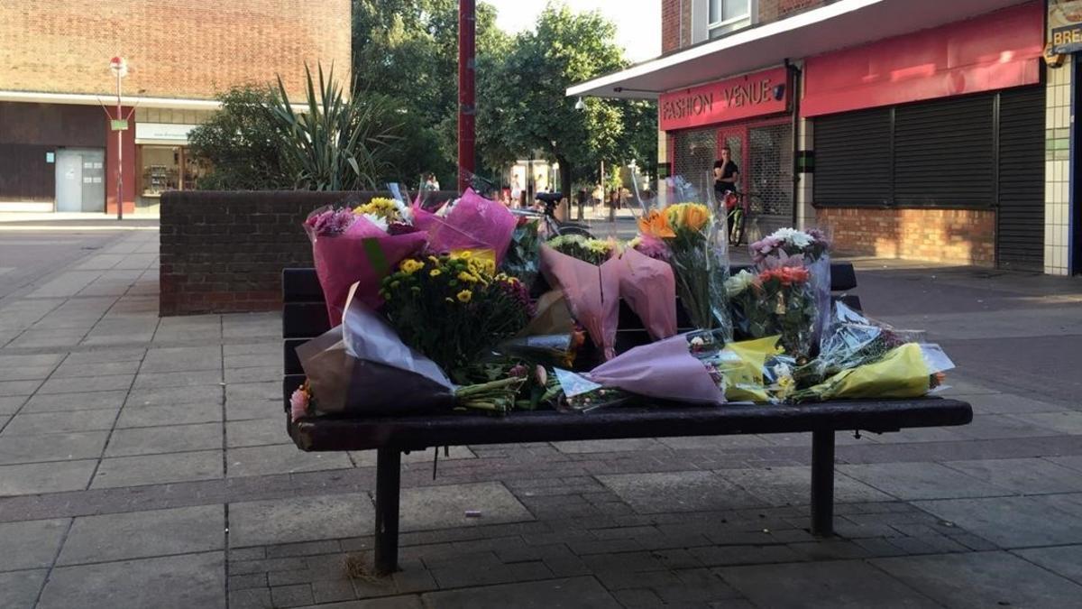Los vecinos de Harlow han llenado un banco de ramos de flores en el escenario de la muerte de un inmigrante polaco, apalizado por un grupo de adolescentes.