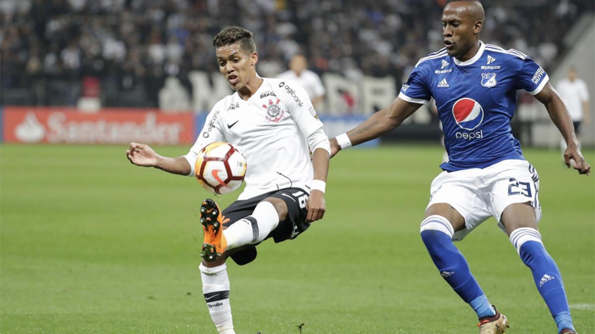 Pedrinho (izquierda) del Corinthians disputa el balón con Felipe Banguero del Millonarios en un partido de la Copa Libertadores 2018