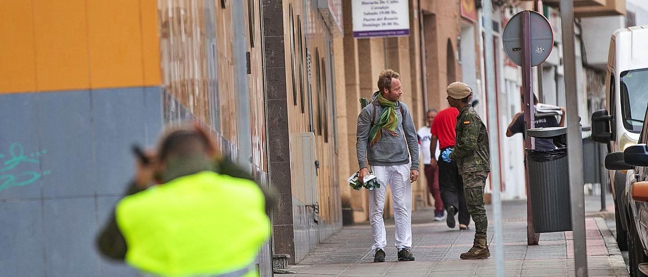Efectivos del Ejército realizan controles en las calles de la localidad turística de Corralejo tras la declaración del Estado de Alarma, el pasado año. | | FUSELLI
