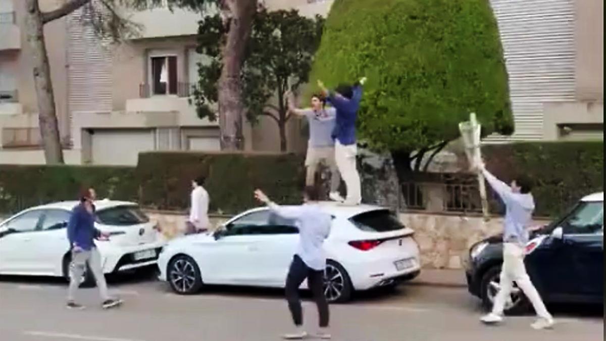 Un grupo de jóvenes arranca mobiliario urbano, se encarama a coches y los destroza en Palafrugell