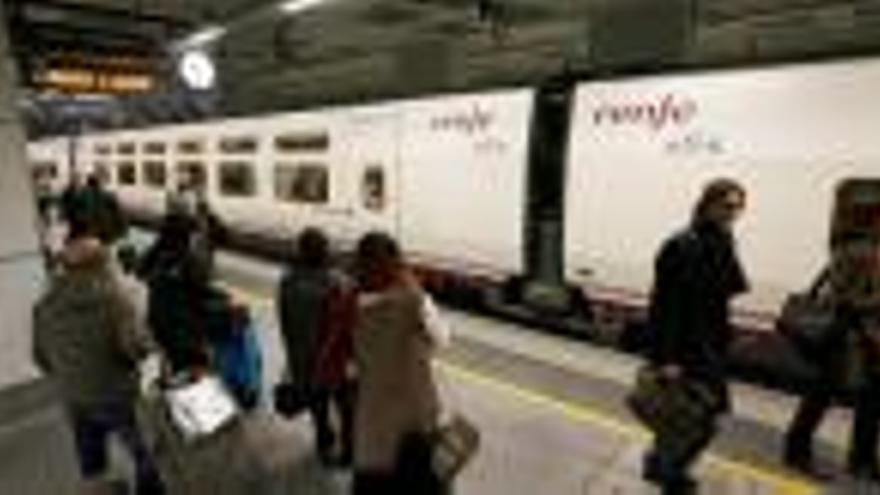 Usuaris esperant per pujar al tren d&#039;alta velocitat a l&#039;estació de la ciutat de Girona, situada al mig del parc Central.