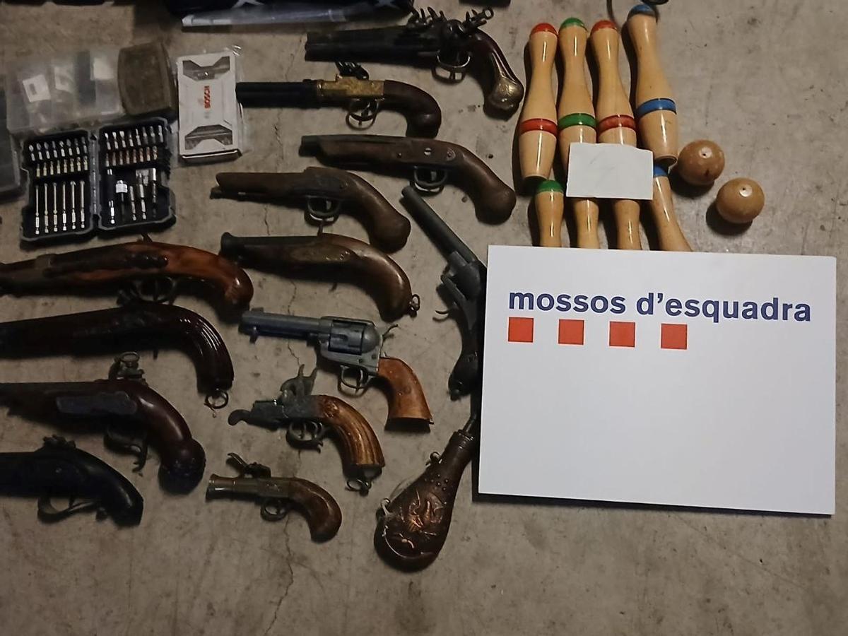 Parte de los objetos encontrados por Mossos en esta vivienda ocupada de l'Ametlla del Vallès