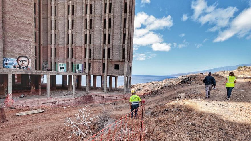 Trabajos de demolición de las escaleras de los pisos bajos del mamotreto de Añaza